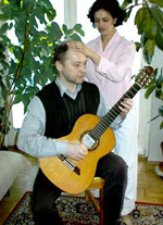 betitelt „Musiker“, A. M. steht neben einem sitzenden Mann mit Gitarre, eine Hand auf der Stirn des Mannes.